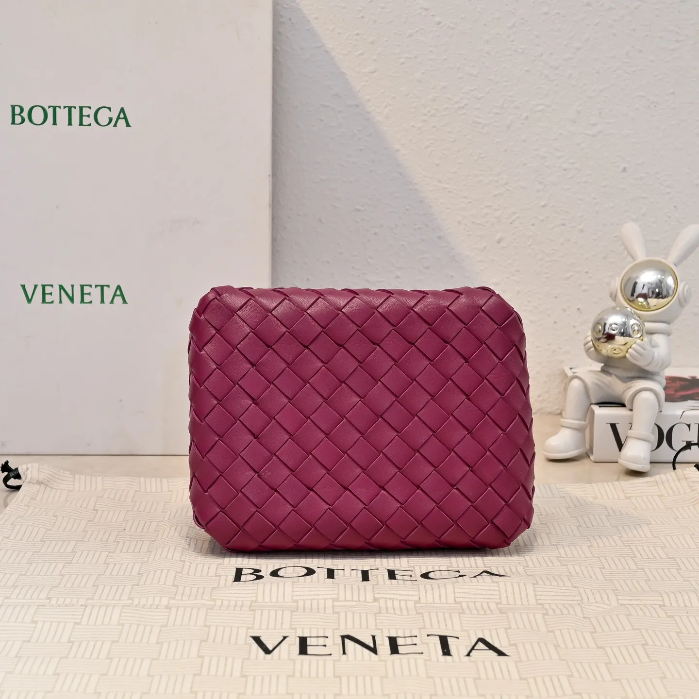 Batch 1760 BV home is new! Andiamo combines Bottega Veneta archives parachute handbags to inherit retro elements and integrate modern trends. The same style as Shu Qi's Beijing Night. It is a continuation of the classic bag. It has three functions: hand carry, shoulder and cross-body. It is embellished with metal brass knot buckles. The capacity of the small one is amazing. It can easily hold sunglasses in a box/small bottle of water/powder powder/charger and other daily necessities when going out. The upper body is versatile. Style number: 6569 Size: 21*17*16.5cm